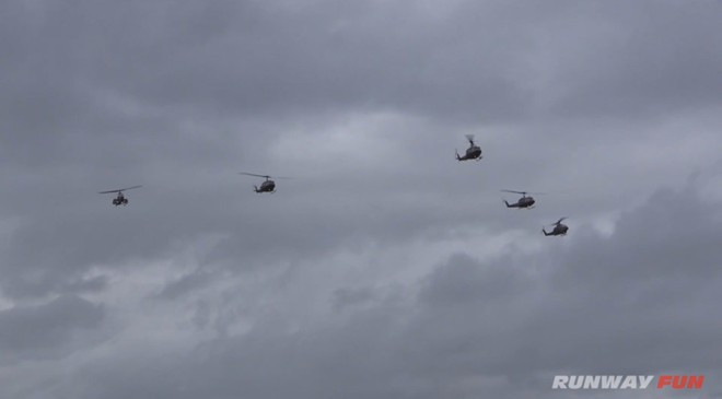 Trực thăng chở quân UH-1 và trực thăng vũ trang AH-1 Corba trong lễ kỷ niệm thành lập sư đoàn chủ chốt lực lượng Phòng vệ Nhật Bản.