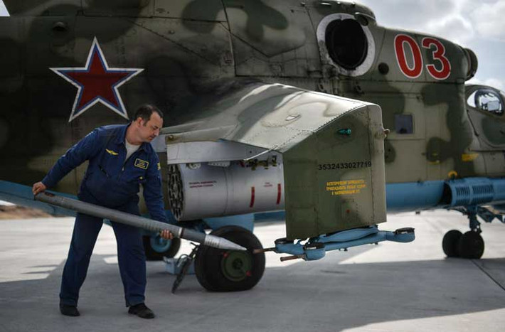 Lắp đạn rocket chuẩn bị cho chiếc trực thăng Mi-24 tấn công mục tiêu.