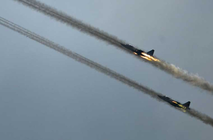 Máy bay cường kích Su-25 của Không quân Nga phóng rocket tấn công mục tiêu mặt đất.