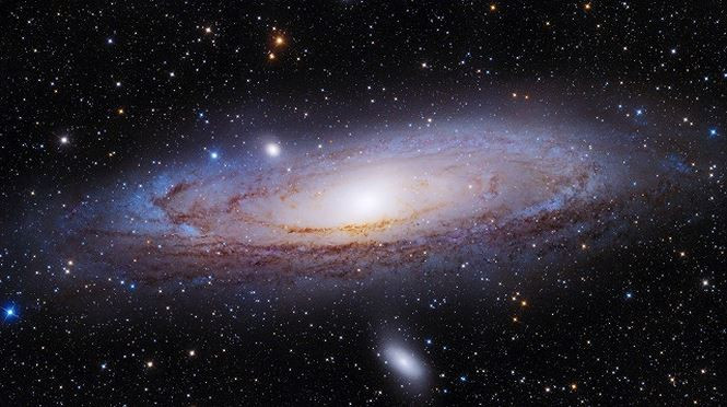 Thiên hà Andromeda luôn làm cho các nhiếp ảnh gia phải ngạc nhiên. Được tạo nên từ đám bụi vũ trụ ôm gọn một vùng rộng lớn và các cụm sao sáng khiến thiên hà trở thành một trong những nguồn cảm hứng bất tận của các nhiếp ảnh gia.