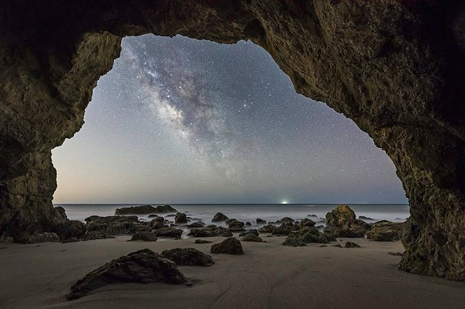 Đối phó với tình trạng ô nhiễm ánh sáng ở Mailibu, California, nhiếp ảnh gia đã phải chụp dải Ngân Hà từ bên trong một hang động biển, cách trung tâm Los Angeles 40 km. Bức ảnh phải trải qua 2 lần phơi sáng, một lần để chụp toàn bộ chi tiết hang động, một lần để chụp dải Ngân hà mà không di chuyển máy chụp và bố cục.