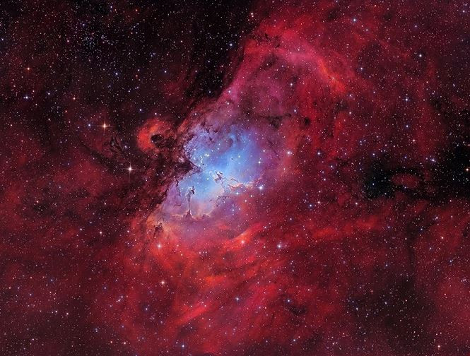 Tinh vân Đại bàng, còn được gọi là Messier 16, là một cụm sao trẻ, được bao quanh bởi khí hydro nóng, nằm cách Trái đất 7.000 năm ánh sáng. Được chụp từ Đài quan sát Baerenstein, Đức, bức ảnh được nổi bật bởi các sắc đỏ và xanh rực rỡ của tinh vân.