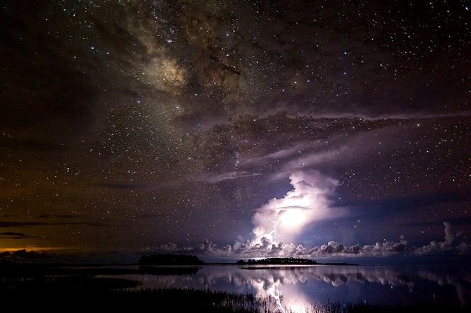 Dải Ngân Hà rực rỡ bên trên một cơn bão đang “thắp sáng” trên bầu trời Florida. Nhiếp ảnh gia muốn thể hiện sự đối lập giữa sự ổn định (dải Ngân Hà) và sự dịch chuyển (cơn bão) trên bầu trời đêm.