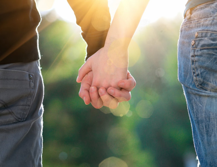 Nhà thơ Thanh Tùng bật mí, điều ông thích nhất ở bài hát là vẫn giữ được cái đắm đuối, cái say mê của tình yêu, của tuổi trẻ vốn là cái hồn cốt mà ông muốn truyền tải đến độc giả.