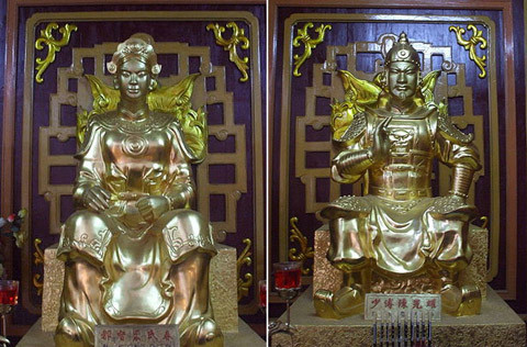 Năm 1801, Nguyễn Ánh chiếm được Phú Xuân, đem quân đánh chiếm nam sông Gianh, quân Tây Sơn với 30.000 quân mở cuộc phản công lớn. Bùi Thị Xuân cưỡi voi đi đầu hàng quân, chiến đấu anh dũng. Năm 1802, bà chỉ huy 5000 quân đánh trận Trấn Ninh (Quảng Bình) làm quân Nguyễn Ánh khiếp sợ. (Ảnh: Tượng thờ vợ chồng nữ tướng Bùi Thị Xuân)