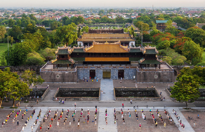 Đặt chân đến Huế, du khách như ngược thời gian trở về thế giới xa xưa, nơi nhà Nguyễn từng đóng đô trong suốt 143 năm. Huế bắt đầu trở thành kinh đô của các chúa Nguyễn từ thế kỷ XVI, gắn liền các câu chuyện thần bí. Biệt danh đất Thần Kinh của Huế bắt đầu xuất hiện từ thời nhà Nguyễn. Theo các nhà nghiên cứu văn hóa, Thần Kinh là từ ghép giữa “kinh đô” và “thần bí”. Do đó, đất Thần Kinh có nghĩa là “Kinh đô thần bí”. Ảnh: Lê Huy Hoàng Hải.