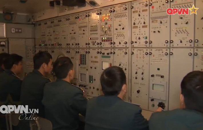 Bên trong đài điều khiển tên lửa S-300. Nguồn ảnh: Quốc phòng Việt Nam