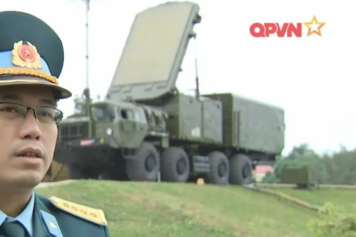 Đài 30N6E được coi là "trái tim" của tổ hợp tên lửa phòng không S-300PMU1, chúng có khả năng thám sát mục tiêu ở cự ly tối đa đến 200km với số mục tiêu thám sát cùng lúc đến 12, có khả năng dẫn đường 12 tên lửa tấn công 6 mục tiêu cùng lúc. Nguồn ảnh: Quốc phòng Việt Nam