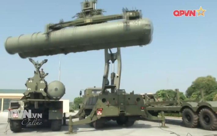 Sở dĩ bộ đội tên lửa S-300 ít khi thực hiện bắn đạn thật vì lý do trường bắn của ta không đủ lớn về chiều sâu so với tầm bắn rất xa của S-300. Bên cạnh đó, các loại UAV mục tiêu của ta thông số kỹ thuật còn nhiều hạn chế về tốc độ, về tầm bay, trần bay khiến việc đóng giả “máy bay địch” để làm mục tiêu S-300 là không tương xứng, khó phát huy hết khả năng của S-300. Nguồn ảnh: Quốc phòng Việt Nam