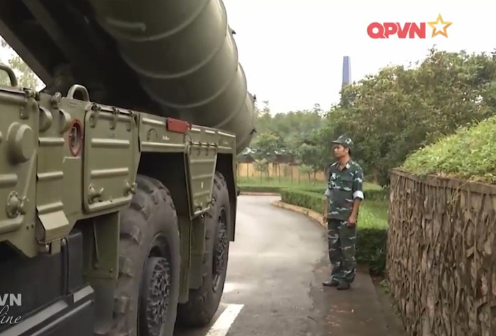 Với sự tiến bộ vượt bậc của công nghiệp quốc phòng nội địa, hiện tại Việt Nam đã phát triển thành công nhiều loại UAV làm bia bay mục tiêu gồm cả bia bay “đóng giả” tên lửa hành trình. Như vậy, chúng ta có thể có được một mục tiêu tương xứng cho S-300 “tấn công”. Nguồn ảnh: Quốc phòng Việt Nam