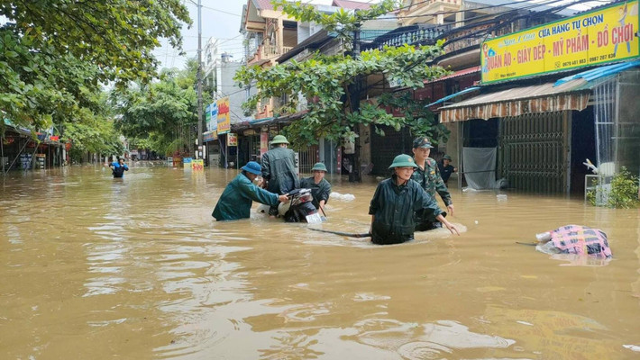 Theo cập nhật từ địa phương, các lực lượng chức năng đã triển khai kiểm tra, rà soát những khu vực nguy hiểm, chủ động di dời sơ tán dân đến nơi an toàn và không để người dân không có chỗ ở, thiếu đói khi phải di dời. Ảnh: XĐ