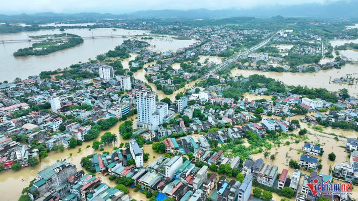 Đến khoảng 14h30, nước đã rút hơn 30cm. Mực nước đo được hiện tại trên sông Lô đoạn qua TP Tuyên Quang là 27,39m. Tuy nhiên, mưa lớn vẫn tiếp diễn. Ảnh: Vũ Khải