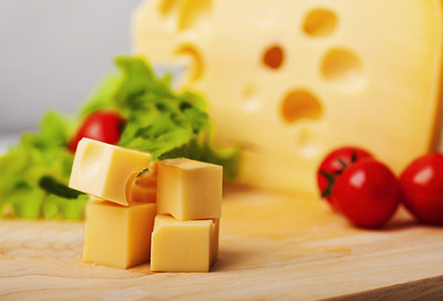 4. Phô mai Vitamin D đóng một vai trò quan trọng trong phòng ngừa bệnh tật và duy trì sức khỏe tối ưu. Sự thiếu hụt vitamin D khiến một phần não, vùng dưới đồi, hoạt động kém khiến chúng ta cảm thấy buồn ngủ, thờ ơ và mất năng lượng.