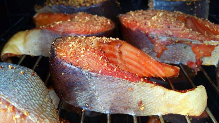 5. Cá nhiều dầu Một trong những bộ phận dễ bị tổn thương nhất của cơ thể trong mùa đông là phổi khiến chúng ta dễ bị cảm lạnh và nhiễm trùng đường hô hấp. Nhưng Omega-3 giúp tăng lưu lượng khí và bảo vệ phổi. Hãy cố gắng ăn thực phẩm giàu Omega 3 như cá có dầu (cá mòi, cá cơm, cá trích, cá hồi, cá thu) ba lần một tuần.