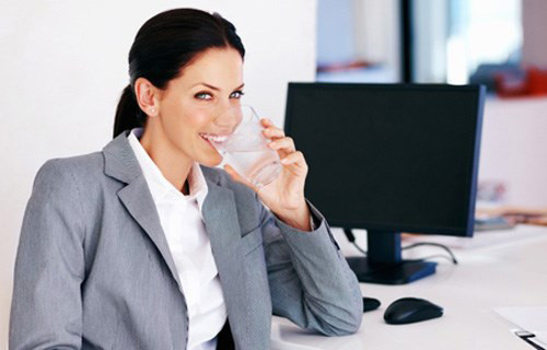 Một thói quen xấu nữa mà dân công sở thường mắc phải đó là “ngại” hoặc vô tình quên mất việc uống nước.