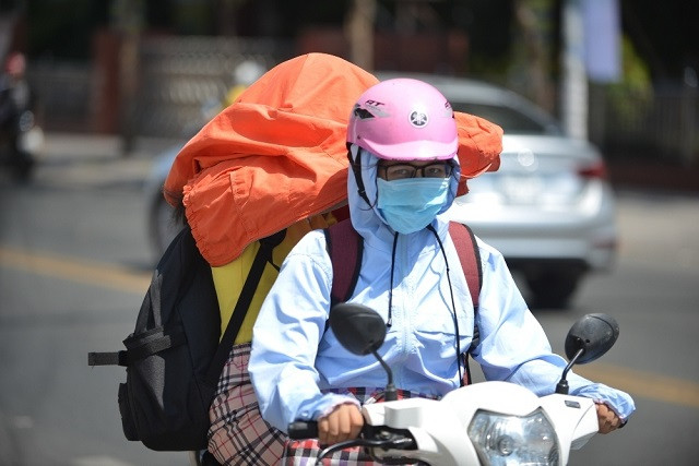 Đeo khẩu trang cũng là cách giảm tác hại của ánh nắng. Nên chọn khẩu trang loại dày, phủ kín mặt, tối màu bởi có thể chống nắng đến 90%, trong khi khẩu trang màu sáng chỉ có tác dụng 60%.