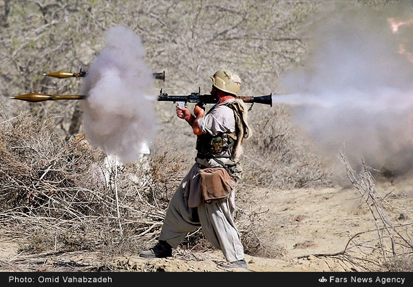 Các binh sĩ Iran bắn súng chống tăng RPG-7.