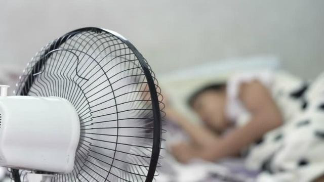 Ngoài ra, bản thân chiếc quạt cũng có thể là một ổ vi trùng và nấm mốc. Màng thẩm thấu của quạt luôn ẩm ướt, là nơi tập trung vi sinh vật gây bệnh. Khi bật quạt, chúng được phát tán vào không khí gây bệnh cho người dùng.