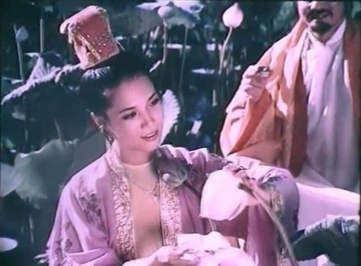 Với một cốt truyện gọn gàng, giàu chất thơ, Đêm hội Long Trì đã được chuyển thể thành chèo, cải lương, điện ảnh, trong đó phim truyện Đêm hội Long Trì được đánh giá là bộ phim dã sử kinh điển nhất trong thế kỷ XX.