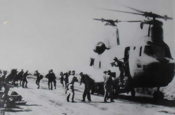 Sau ngày 30/4/1975, Quân đội Nhân dân Việt Nam có thu giữ được một số lượng nhỏ trực thăng vận tải CH-47 (có 5 chiếc dùng tốt) và đưa vào trang bị cho các trung đoàn không quân ở phía Nam làm nhiệm vụ bảo vệ Tổ quốc. Ảnh: Trực thăng CH-47 chuyển quân trong chiến dịch bảo vệ biên giới Tây Nam, năm 1978.