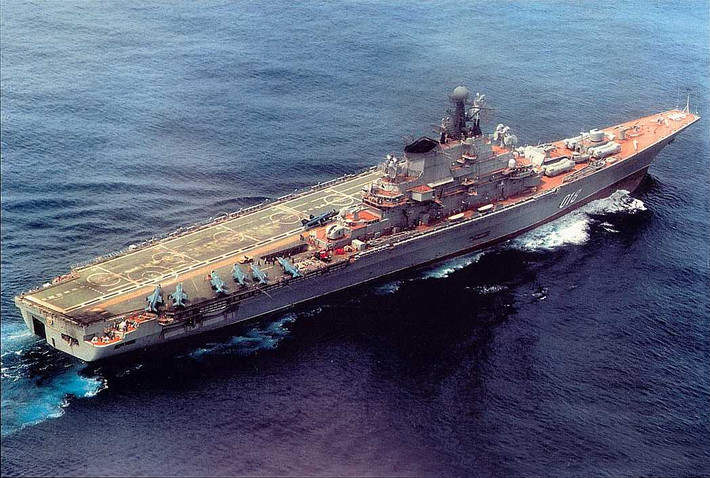Tàu sân bay lớp Kiev có chiều dài 273m, rộng 53m, mớn nước 10m và lượng giãn nước toàn tải 42.000-45.000 tấn. Tàu được thiết kế khá kỳ lạ, khác hoàn toàn so với tàu sân bay phương Tây, theo đó "đảo" (tháp điều khiển) đặt ở mạn phải, boong trước đặt các hệ thống tên lửa, chiếm gần trọn phần thân chính tàu kéo dài đến đuôi và mạn trái là đường băng.