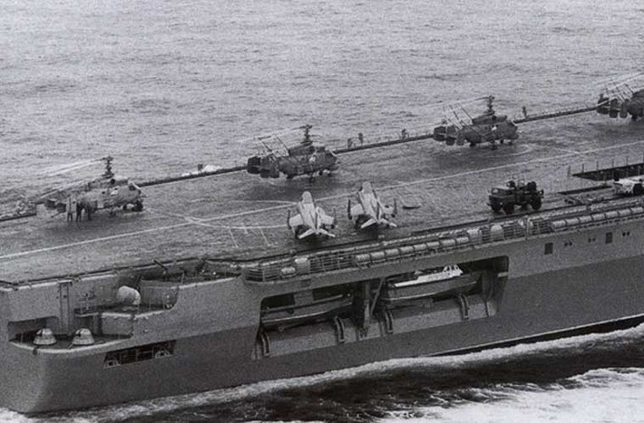 Tàu sân bay lớp Kiev có khả năng chở tổng cộng 26-30 máy bay gồm: 12-13 Yak-38 và 14-17 Ka-25, Ka-27/29.