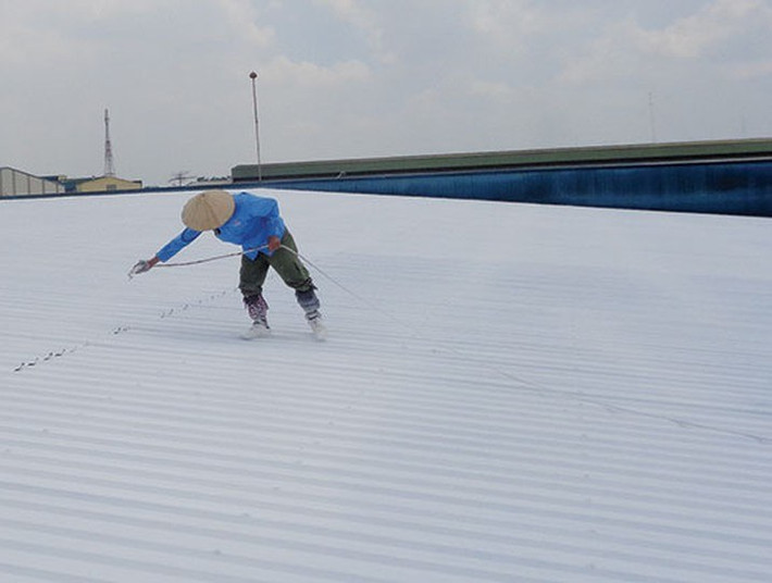 Sơn chống nóng còn được gọi là sơn cách nhiệt. Sơn có cấu tạo gồm lớp sơn lỏng, lớp màu, lớp keo dính và đăc biệt là lớp chất tạo màng.