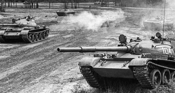 Tuy nhiên hệ thống hỏa lực của xe tăng T-62 không phải là không có điểm yếu. T-62 được các chuyên gia đánh giá rằng nó mắc phải điểm yếu chung của dòng họ tăng Nga: góc hạ nòng súng thấp, khoang điều khiển chật hẹp.