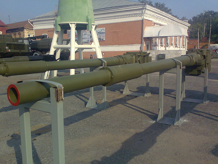 Sự cải tiến có ý nghĩa nhất so với nòng D-10T của T-54/55 là pháo U-5TS có khả năng bắn loại đạn xuyên giáp sử dụng thanh xuyên có cánh định hướng APFSDS, sơ tốc đầu nòng cao khoảng 1,6km/s. Loại đạn này có đạn đạo rất ổn định nên tầm hiệu quả tối đa vào khoảng 1,6 km.