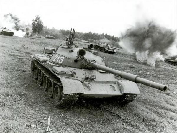 Với hệ ổn định hai trục Meteor, xe tăng T-62 có thể vừa di chuyển vừa khai hỏa chính xác. Giới quân sự Mỹ từng thử nghiệm T-62 cho biết rằng, phát bắn đầu tiên của U-5TS đạt độ chính xác 70% với mục tiêu di chuyển cách 1.000m trong khi xe tăng di chuyển với tốc độ 20km/h.