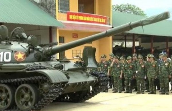 T-62 là xe tăng chủ lực hiện đại nhất của Quân đội Nhân dân Việt Nam hiện nay. Mẫu tăng này hiện cũng sở hữu khẩu pháo lớn nhất trong lực lượng xe tăng Việt Nam, lên tới 115mm. Ảnh: Xe tăng T-62 được giới thiệu với đoàn cán bộ cấp cao Binh chủng Tăng – Thiết giáp. Nguồn ảnh: Báo QĐND.