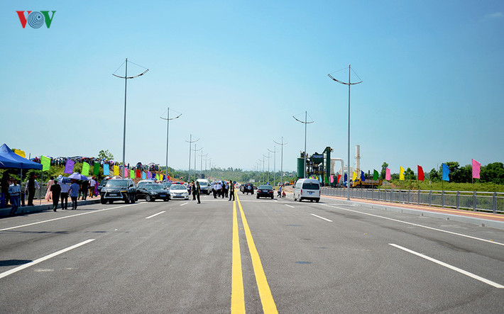 Hiện một số hạng mục quan trọng khác như đường dẫn cầu dài 3,5km cũng đã hoàn thành, kết nối giao thông thuận tiện từ trung tâm TP Móng Cái.
