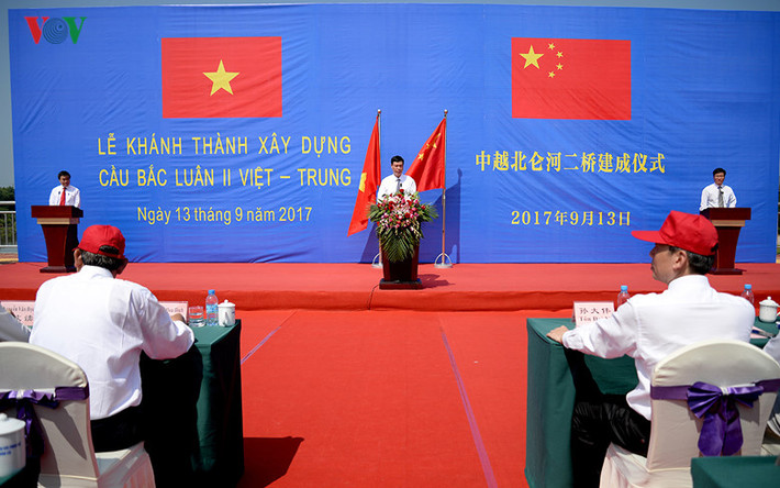 Lễ khánh thành xây dựng cầu Bắc Luân II diễn ra tại vạch phân giới giữa hai nước.