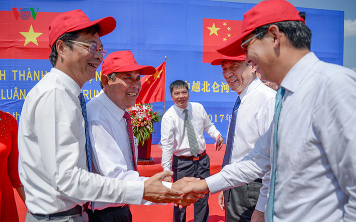 Đoàn đại biểu nước Cộng hòa nhân dân Trung Hoa do ông Hồng Tiểu Dũng, Đại sứ đặc mệnh toàn quyền tại Việt Nam; lãnh đạo Khu tự trị dân tộc Choang Quảng Tây dẫn đầu tham dự lễ khánh thành.