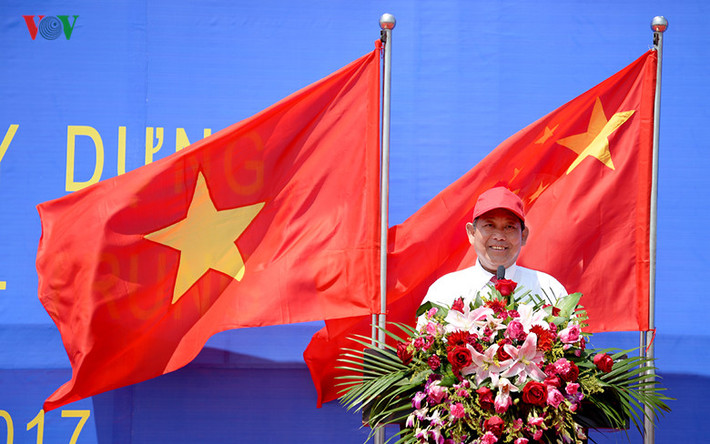 Phó Thủ tướng thường trực Chính phủ Việt Nam Trương Hòa Bình tuyên bố khánh thành xây dựng cầu Bắc Luân II.