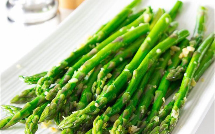 Măng tây Măng tây giàu chất xơ, folate, các vitamin A, B, C, E, K và các chất chống ôxy hóa hỗ trợ quá trình chuyển hóa, giúp giảm cân hiệu quả.
