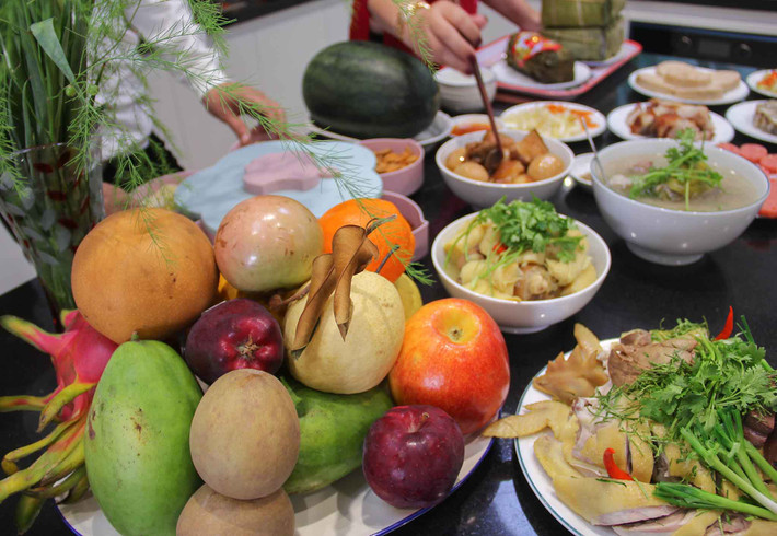 Kỷ niệm về ngày Tết đáng nhớ của Hồ Quang Hiếu là thời gian ở quê Buôn Mê Thuột. "Tết đến, mọi người vây quần gói bánh chưng, bánh tét. Tụi nhỏ chúng tôi thì háo hức ngồi quanh canh nồi bánh thâu đêm. Hiện ở Sài Gòn, thời gian hạn hẹp nên nhà tôi thường mua bánh thay vì tự nấu như xưa" - anh kể.
