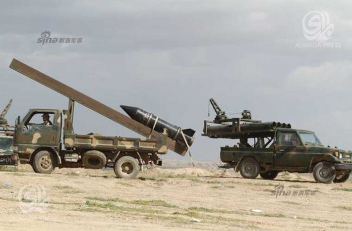 Ngoài ra, để phục vụ cho các hoạt động oanh kích mục tiêu quân IS, lực lượng dân quân Iraq còn tự chế thêm vũ khí. Trong ảnh là kiểu vũ khí tự chế như vậy, một quả đạn tên lửa đặt trên ray phóng tự chế.