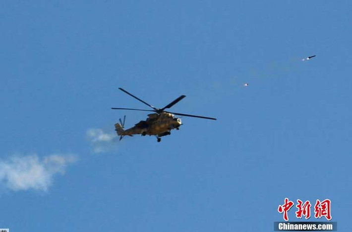 Trên trời, trực thăng vũ trang Mi-35 được Không quân Iraq huy động không kích quyết liệt vào quân IS.