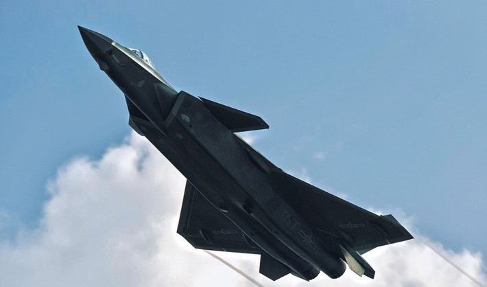 Thế nhưng, chính AL-31FM2 khiến cho tiêm kích J-20 không thể được coi như là máy bay thế hệ 5 khi mà nó còn đang dùng động cơ của tiêm kích thế hệ 4. Nguồn ảnh: Sina