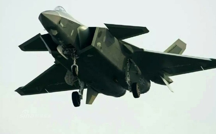 Ngoài động cơ, Trung Quốc còn nhiều vấn đề với công nghệ điện tử radar cũng như công nghệ tàng hình áp dụng cho J-20. Hầu như các thiết kế máy bay chiến đấu tối tân của Trung Quốc hiện nay đều phải sao chép mẫu nước ngoài trên cơ sở nguyên mẫu có sẵn. Trong khi đó, việc phát triển J-20 gần như chắc chắn không có nguyên mẫu nào. Do đó, công nghệ tàng hình mà Thành Đô áp dụng cho J-20 là dấu hỏi lớn? Công nghệ tàng hình không chỉ tồn tại ở kiểu dáng máy bay mà còn nằm ở vật liệu...Nguồn ảnh: Sina
