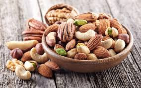 10. Quả hạch Nhờ có hàm lượng các a-xít béo omega 3 dồi dào, các loại quả hạch trở thành nhóm thực phẩm lý tưởng để phòng ngừa nhiều căn bệnh ung thư khác nhau, trong đó có ung thư buồng trứng.