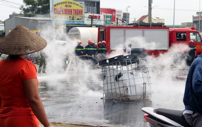 Mặt đường bị axít tiêu hủy bốc khói nghi ngút.