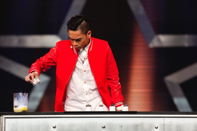Màn trình diễn ảo thuật của thí sinh Tấn Phát với axit trong đêm bán kết thứ 4 của Vietnam's Got Talent mới đây cho thấy sức tàn phá đáng sợ của axit. Thí sinh Tấn Phát đã uống nhầm ly chứa axit ở vị trí số 1 và bị bỏng, tróc da ở môi. Trong chương trình, Tấn Phát đã đổ ly axit vào bình xốp để đồ vật tạo ra phản ứng hóa học.