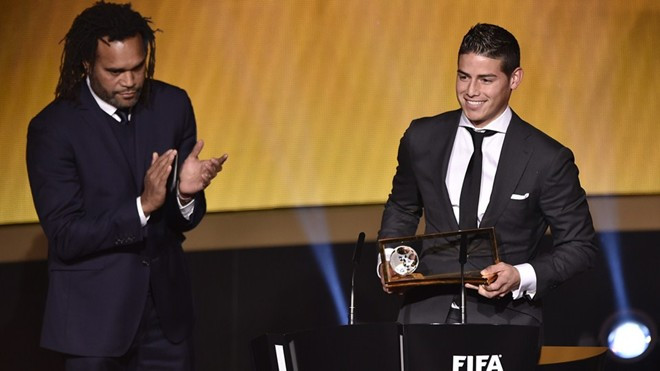 James Rodriguez nhận danh hiệu Puskas. Tiền vệ trẻ James Rodriguez đã vượt qua Van Persie và Stephanie Roche để đoạt danh hiệu Puskas (Bàn thắng đẹp nhất năm) với tuyệt phẩm vào lưới Uruguay tại World Cup 2014. Ảnh: FIFA.
