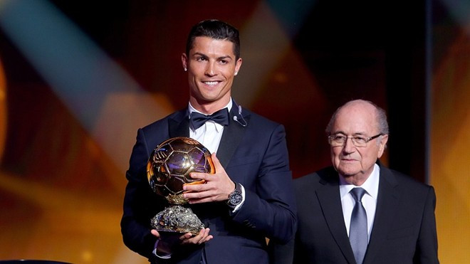Chủ nhân Quả bóng vàng FIFA 2014 chính thức lộ diện. Đó là Cristiano Ronaldo. Siêu sao của CLB Real Madrid và ĐT Bồ Đào Nha thắng áp đảo với 37.66% tổng phiếu bầu chọn. Trong khi Lionel Messi đứng tứ 2 với 15.76%, và Manuel Neuer đứng thứ 3 với 15.72%. Ảnh: FIFA.