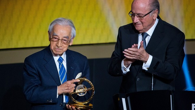 Nhà báo người Nhật Bản Hiroshi Kagawa nhận giải cống hiến từ Chủ tịch FIFA Sepp Blatter. Trước đó Pele, Sir Alex Ferguson và Franz Beckenbauer từng nhận được danh hiệu này.