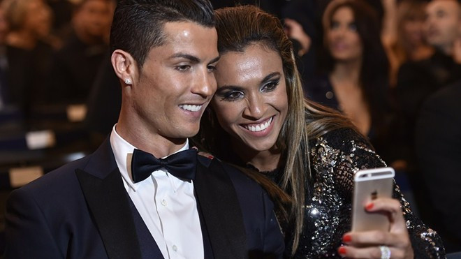 Ronaldo chụp ảnh tự sướng cùng nữ tiền đạo Marta. Ảnh: FIFA.