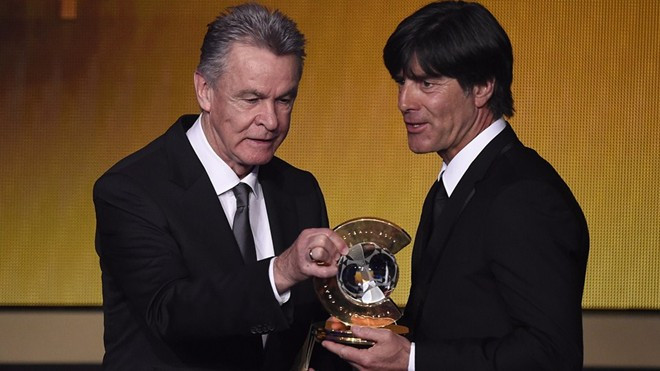 Giải HLV xuất sắc nhất môn bóng đá nam thuộc về HLV Joachim Loew. HLV của đội tuyển Đức giành 36.23% tổng số phiếu bầu. Đứng thứ 2 là HLV Carlo Ancelotti (22.06%) và vị trí thứ 3 thuộc về Diego Simeone (19.02%). Ảnh: FIFA.