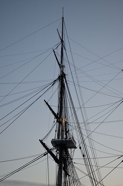 Cận cảnh một trong ba cột buồm khổng lồ trên tàu khu trục hạng nặng USS Constitution.